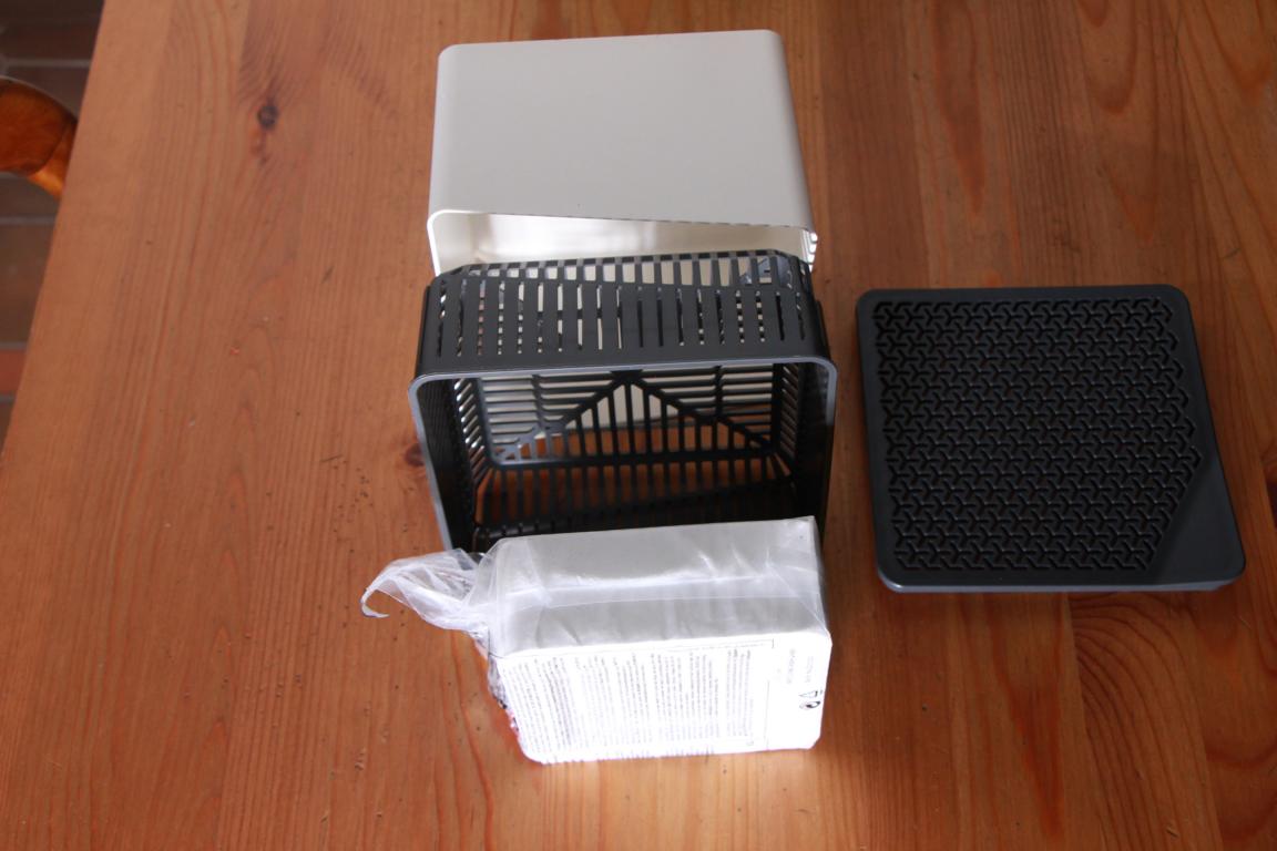 Ein Luftentfeuchter ohne Strom, steht in Einzelteilen im Test bei Smart-Home-Fox auf einem Holztisch.